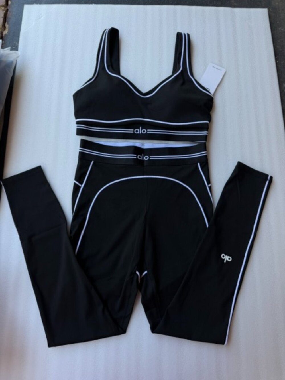Alo Yoga Women's 2-Piece Workout Set / Leggings + Sports Bra